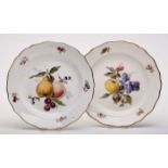 Paar Teller mit Früchtedekor,Meissen um 1860. Gewellter Goldrand. Im Spiegel Früchtebouquets. Auf