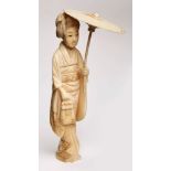 Geisha mit Schirm, Japan um 1900.Elfenbein, vollrd. geschnitzt. Schirmstab m. Rep.stelle, Haare m.