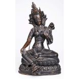 Shiva, wohl Burma um 1900.Bronze, dunkel patiniert. Auf Lotusthron sitzend, einen Fuß auf eine