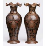 Paar Vasen, China wohl Anf. 20. Jh.Bronze, braun patiniert, Emaille-Dekor in schwarz u. rot.