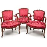 Satz von 3 Louis-XV-Fauteuils,Schweiz (Basel) 2. Hälfte 18. Jh. Nussbaum u. Buche massiv.