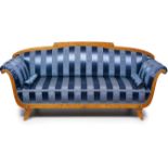 Sofa, Biedermeier-Stil, um 1900.Esche furn. Bronzezierbeschläge. Sitz, Rücken- u. Armlehnen