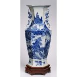 Gr. 6-eckige Vase,China wohl Ende 19. Jh. Porzellan m. Blaumalerei-Dekor. 6-Kant-Baluster- form m.