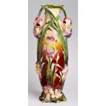 Große Lilien-Vase, Jugendstil,wohl Böhmen oder Frankreich um 1900. Heller Scherben, bunt glasiert.