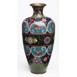 Cloisonné-Vase, Japan 19. Jh.Schlanke Amphorenform m. kl. Hals u. aus- schwingender Lippe.