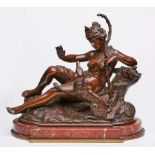 Bronze Diana, um 1900.Rotbraun patiniert. Auf Baumstumpf u. naturalist. Sockel lagernde Diana m.