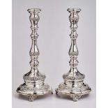 Paar gr. Tischleuchter,Biedermeier-Stil, 20. Jh. 925er Silber. Hoher Balusterschaft auf doppeltem