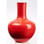 Gr. Vase, China 20. Jh.Porzellan m. roter Glasur. Kugelige Wandung m. langem röhrenförm. Hals. Am