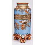 Vase, wohl Japan Anfang 20. Jh.Porzellan m. farbigem Emaille-Dekor, gold- gehöht. Zylindr. Vase m.