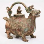 Kanne in Tierform, China wohl um 1800.Bronze. Kurzbeiniges Katzentier m. gewölbtem Bauch, auf seinem
