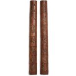 Paar Bambusrohre mit Schnitzereien,Japan um 1900. Halbierte Röhren, je schauseitig m. Schrift-