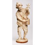 Musikant, China um 1900.Elfenbein, vollrd. geschnitzt. Stehender älterer Herr m. Saiteninstrument,
