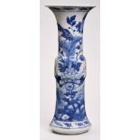 Stangenvase, China 19. Jh.Porzellan m. Blaumalerei-Dekor. Schlanke Röhrenform m. mittiger
