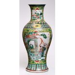 Gr. Vase, Famille Verte, China 20. Jh.Porzellan m. buntem Schmelzfarbendekor. Balusterförm.