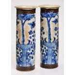 Paar Stangenvasen, China, Kanton um 1900.Porzellan m. Blaumalerei-Dekor. Röhrenform m.