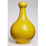 Gr. Vase, China 20. Jh.Porzellan m. Ritzdekor, gelb glasiert. Kugelige Wandung, in langen Hals m.