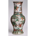 Gr. Vase, China wohl 20. Jh.Porzellan m. Emaillfarbendekor d. "Famille Vert". Balusterform m.