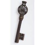 Gotischer Schlüssel, wohl 13. Jh.Eisen. 8-eckiges Rohr, fein gearbeiteter u. durchbrochener Griff u.