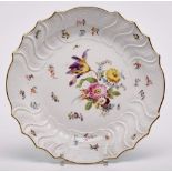 Gr. runde Platte, Meissen Ende 19. Jh."Neu-Brandenstein-Relief", buntes Blumen- bouquet,