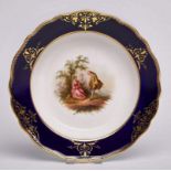 Tiefer Teller, Meissen um 1870.Gemuldete, rd. Form m. leicht schräger Fahne m. geschweifter Kante.