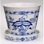 Cachepot mit Unterschale, Meissen 1964."Zwiebelmuster". Kon. Topf m. rd. Unterschale m. schrägem