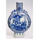Vase/ große Pilgerflasche,China wohl Anf. 20. Jh. Porzellan m. Blaumalerei-Dekor. Aufrecht
