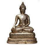 Buddha, Tibet um 1900.Bronze, versilbert. Im Lotussitz auf gestuftem, dreieckigem Thron, eine Hand