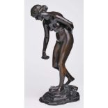 Bronze Ludwig Eisenberger(tätig um 1900) "Wasserschöpfende", um 1900. Schwarz patiniert. Nach vorn