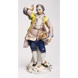 Kavalier, Meissen 1990.Galant gekleidete Standfigur, unter d. einen Arm einen Blüten-gefüllten Hut