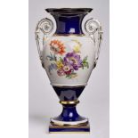 Henkelvase, Meissen um 1870.Amphore m. hohem, gekehltem Hals u. weitem Lippenrand, auf Rd.fuß u.