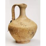 Kleiner Henkelkrug, Zypern um 700 v. Chr.Heller Scherben. Rd., nach unten verjüngte Form auf kl.