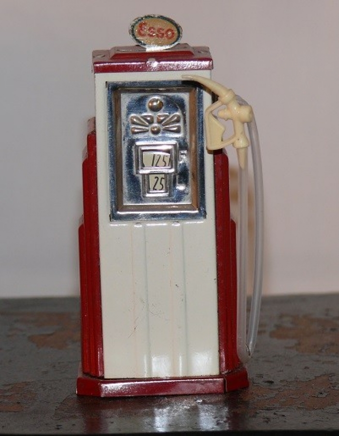 Esso petrol pump - The St Nicolas hood Metal toy 50s. no box (FR) Dimensions: 0,10 x 0,50 x 0,40