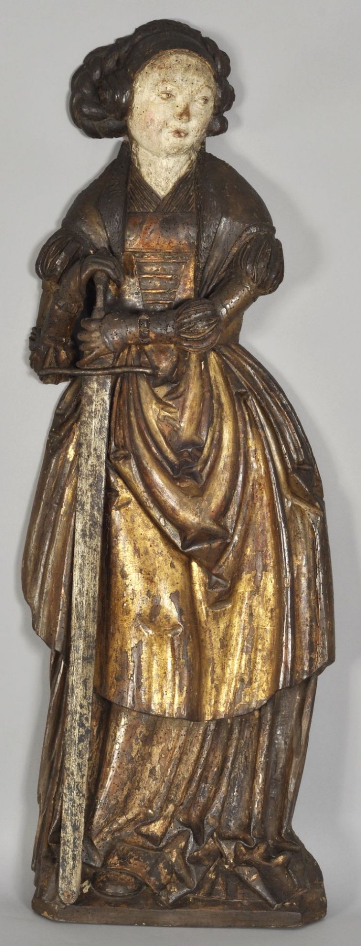 Hl. Katharina, sächsisch, um 1515Laubholz (Linde), halbplastisch geschnitzt, Rückseite flach,