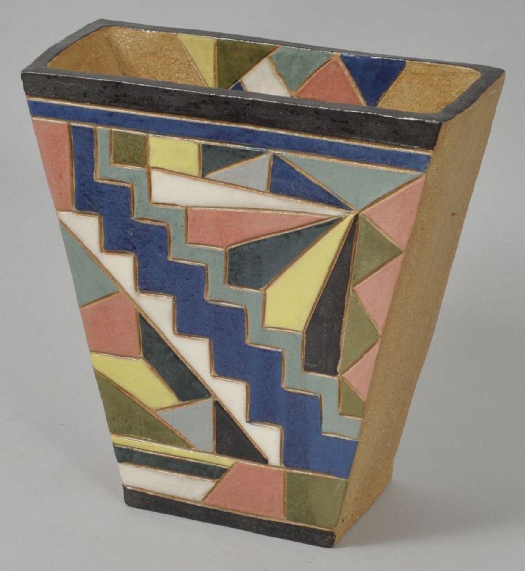 Vase, 2. H. 20. Jh.Keramik, vierseitiger Gefäßquerschnitt, trapezoide Form. Geometrisches Ritzdekor,