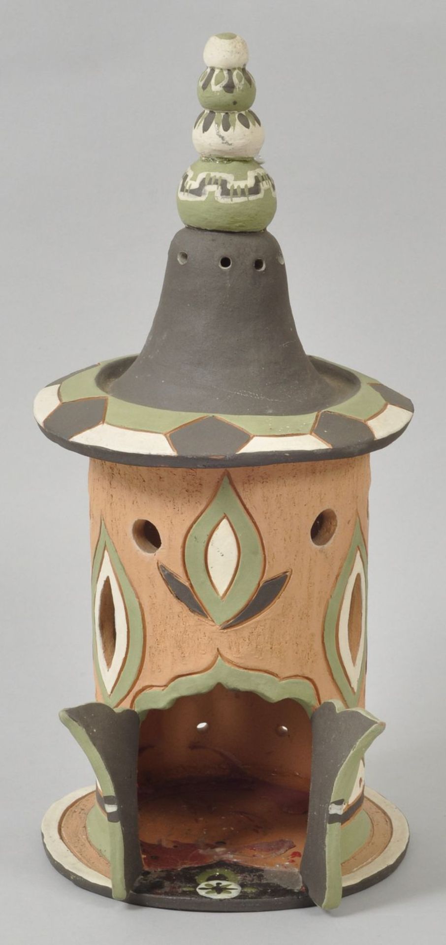 Dekoratives Windlicht, 2. H. 20. Jh.Keramik/Ton, Pagodenform mit zylindrischer Wandung,