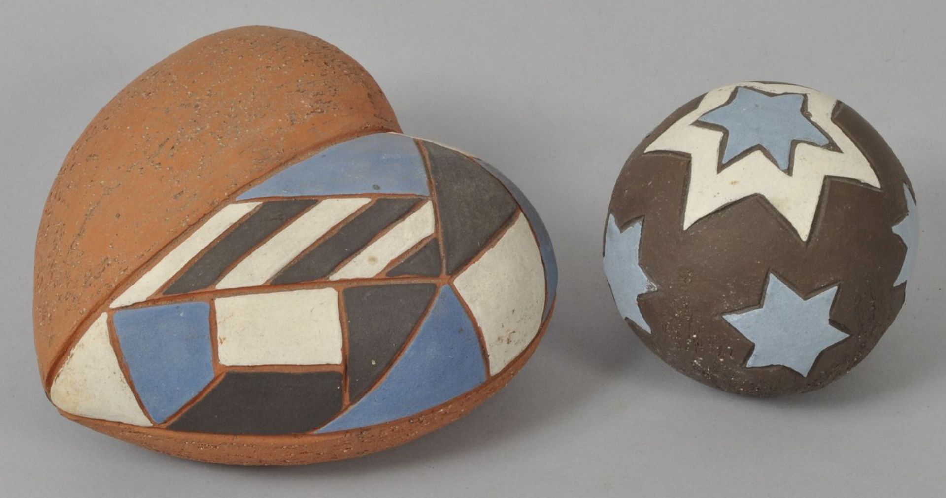 Zwei dekorative Keramik-Teile, 2. H. 20. Jh.Keramik/Ton, Ritzdekor in Sternform bzw. geometrisch,
