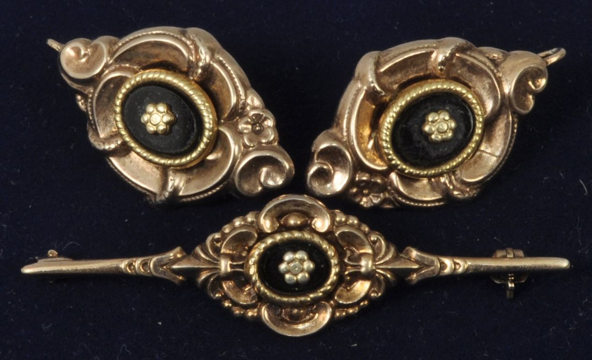 Paar Ohrgehänge und dazu passende Anstecknadel, um 1850Silber 835, vergoldet, besetzt mit Obsidian