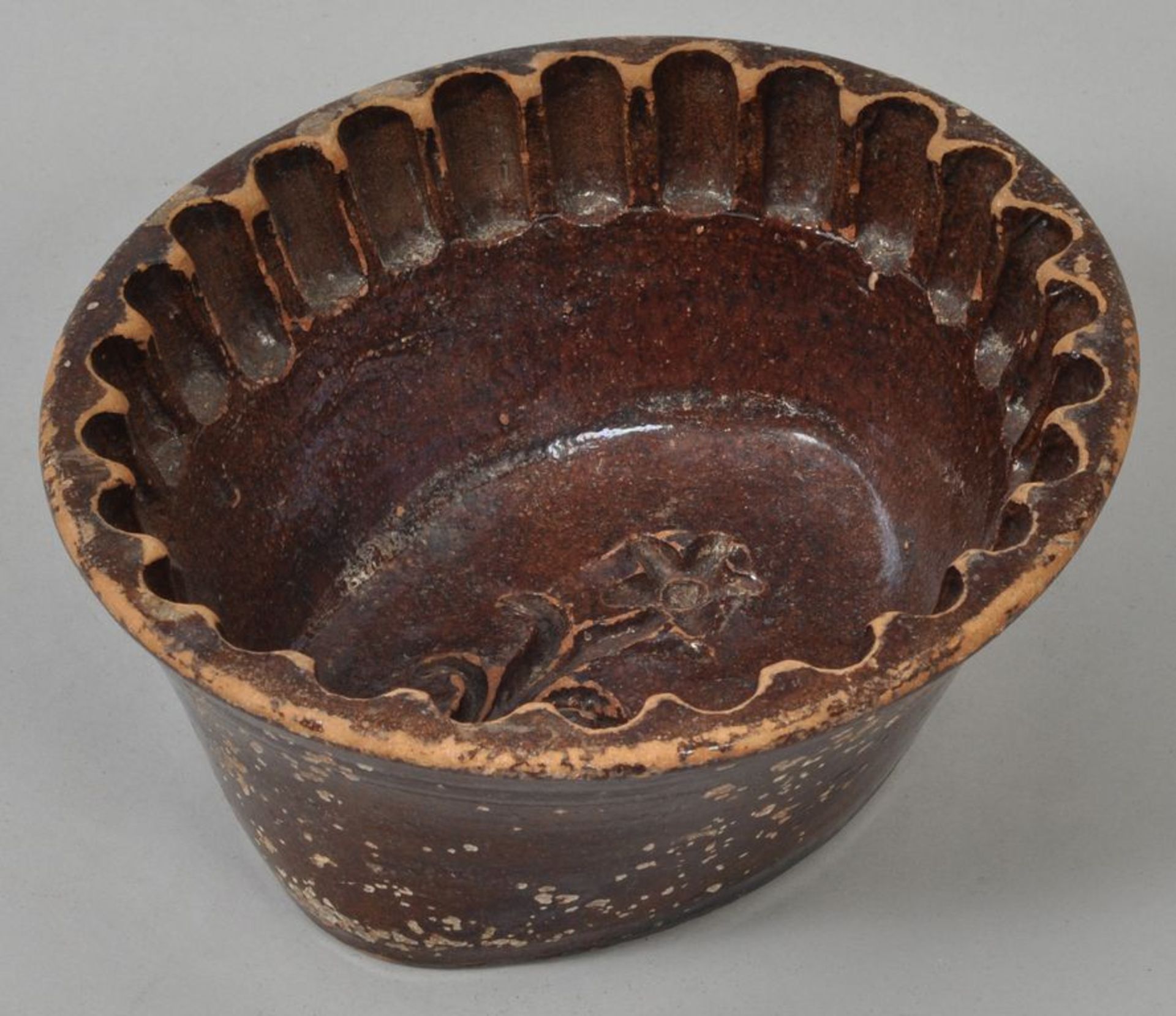 Puddingform, 19. Jh.Keramik/rötl. Ton, braune Glasur. Ovale Form, im unteren Wandungsdrittel