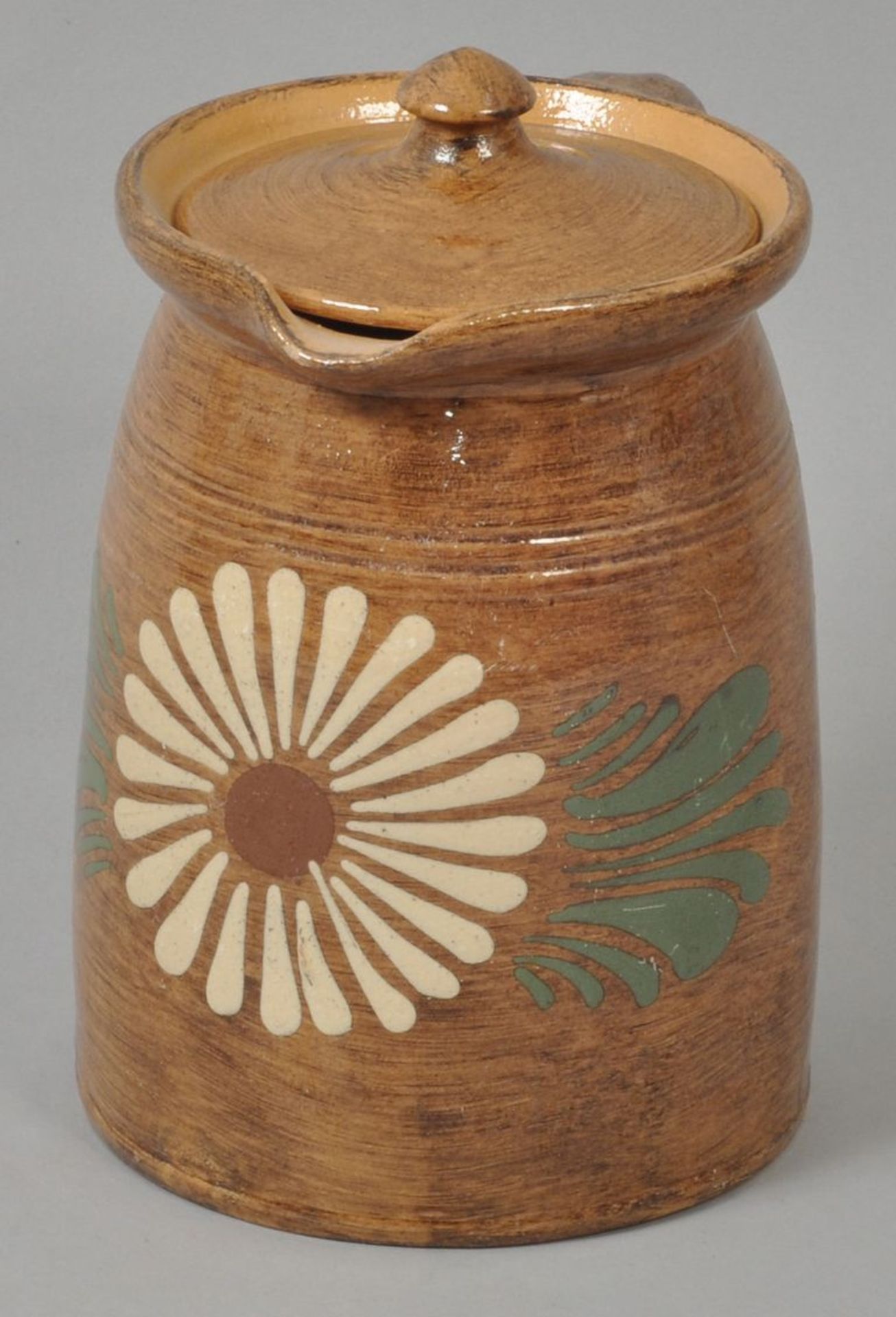 Kanne, Elsass, 20. Jh.Keramik/Irdenware, florales Malhorndekor. Mit Deckel. H. 17 cm