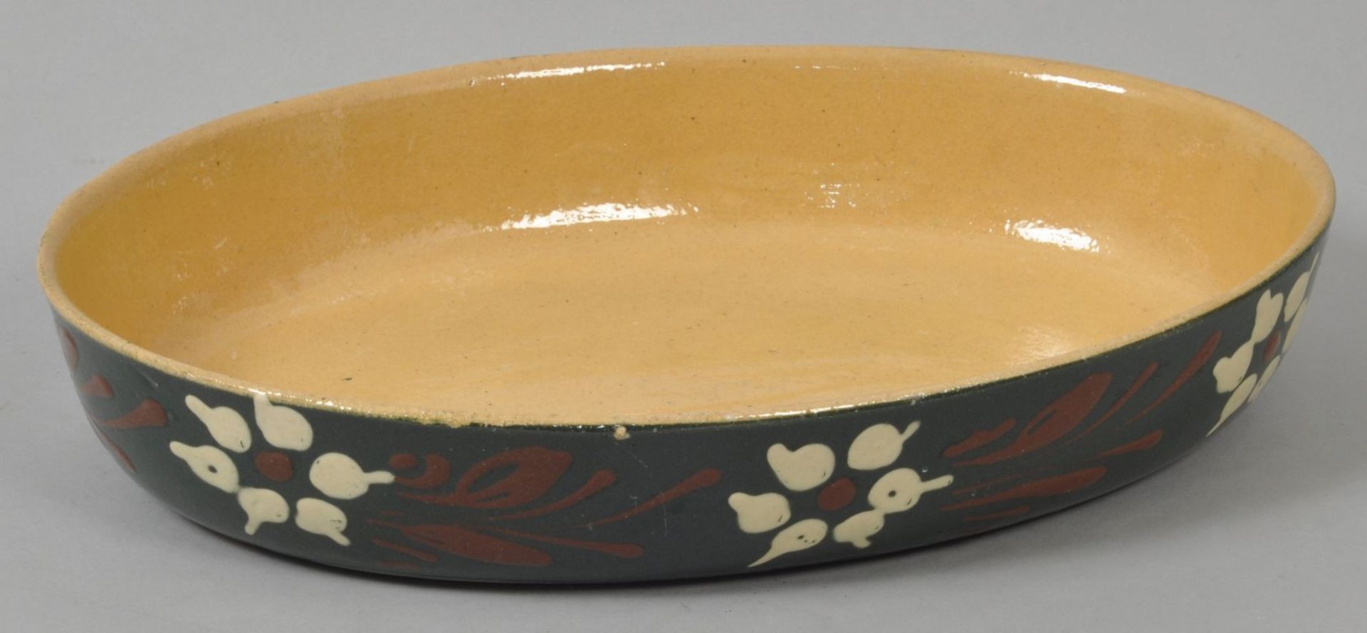 Ovale Schale, Elsass, 1. H. 20. Jh.Keramik/Irdengut, auf der Außenwandung florales Malhorndekor