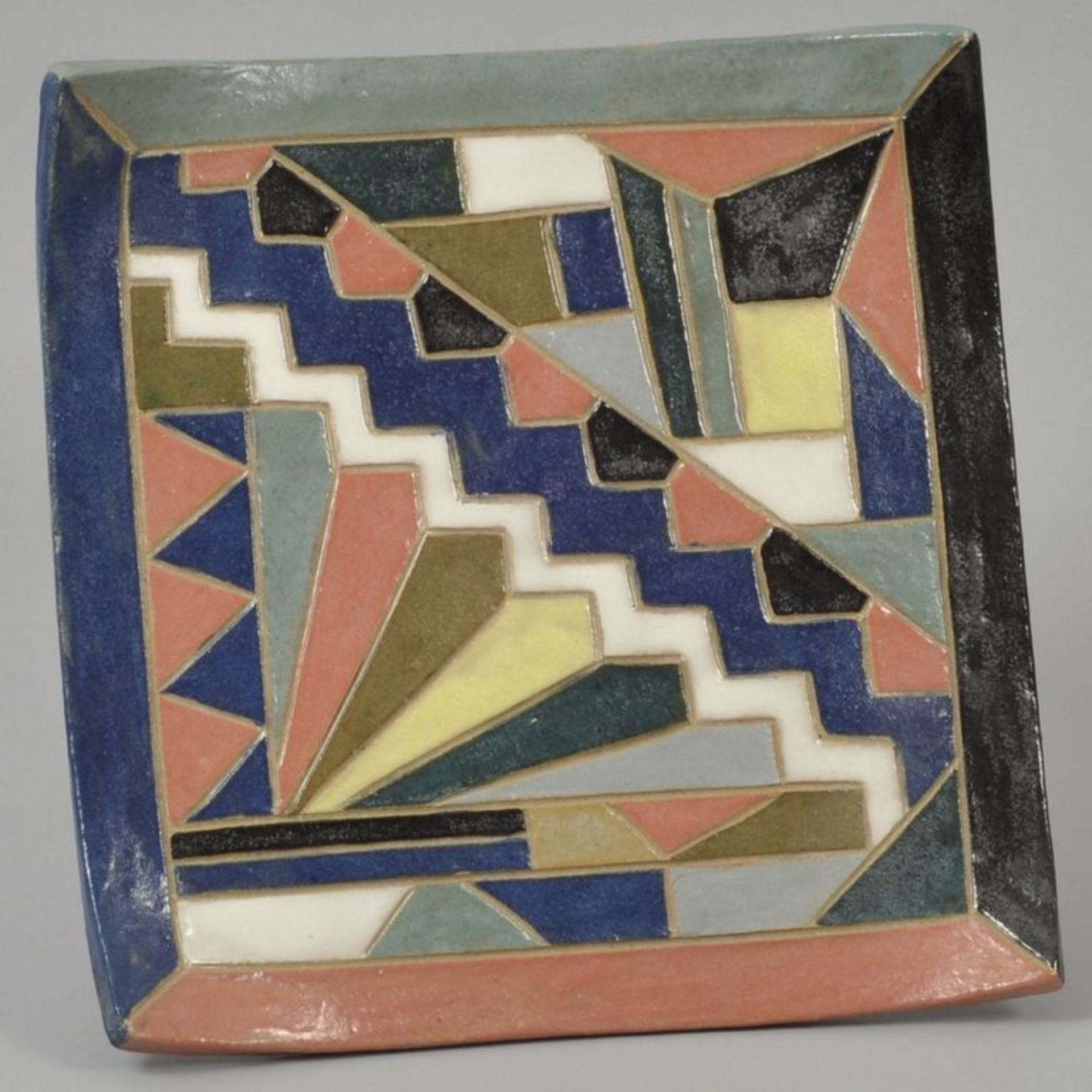 Dekorative Platte, 2. H. 20. Jh.Keramik, geometrisches Ritzdekor und polychrome Bemalung,