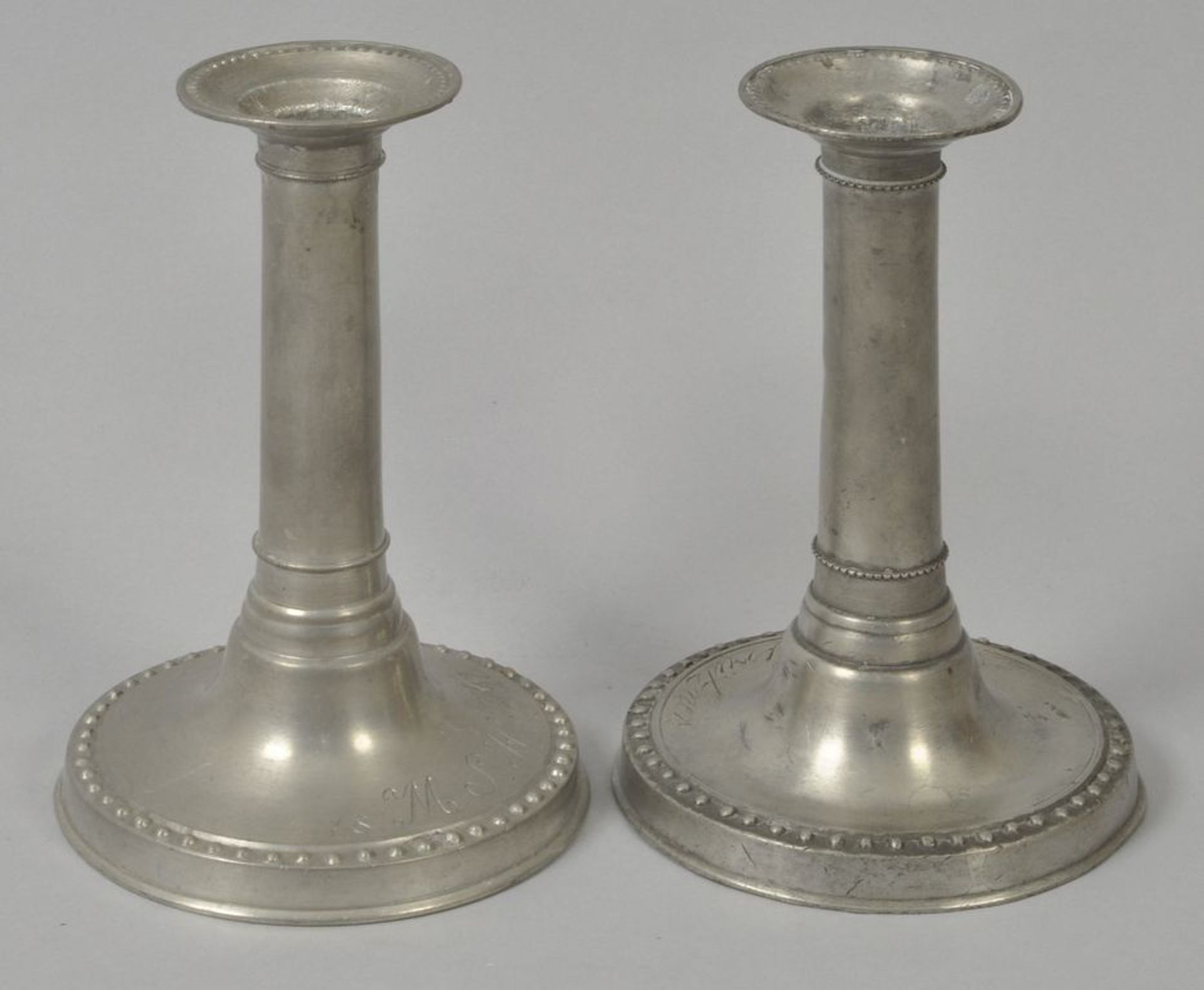 Paar Leuchter, Sachsen, 19. Jh.Zinn, mit breitem Fuß, schmalem säulenförmigen Schaft und Tülle mit