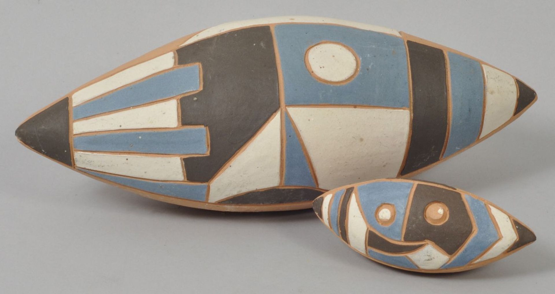 Zwei dekorative Keramiken, 2. H. 20. Jh.Keramik/Ton, spitzovale Form, geometrisches Ritzdekor und