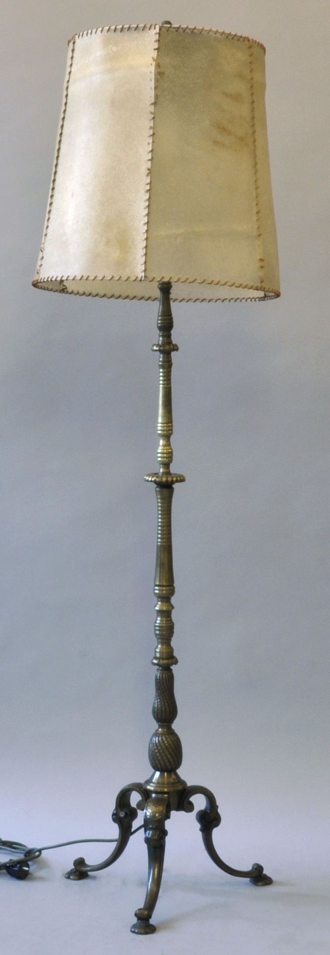 Stehlampe, um 1920Fuß und Schaft Bronze/Messing, reich gegliedert, Fassungen für 2 Glühbirnen,