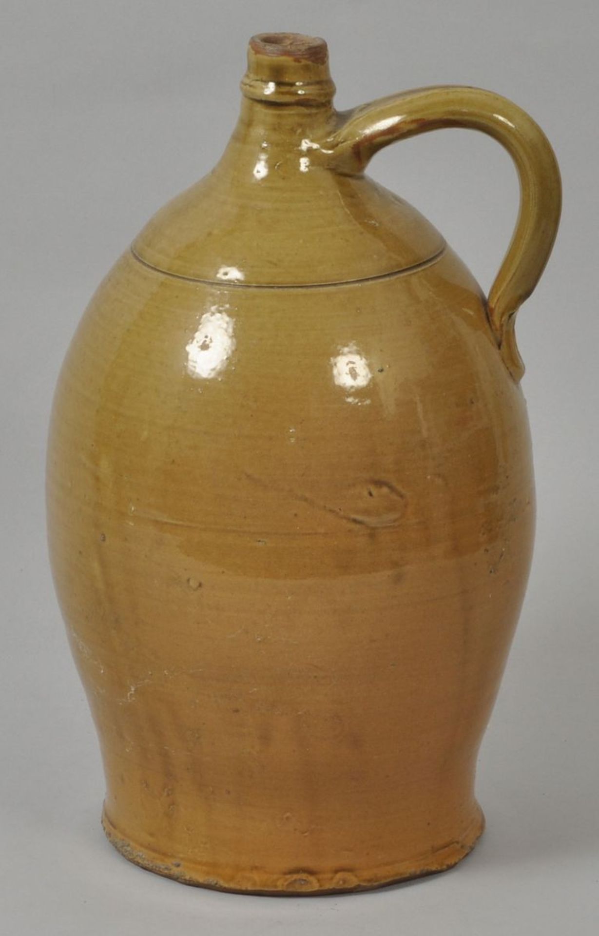 Enghalsflasche, 19./Anf. 20. Jh.Keramik/Steinzeug (?), rötlicher Scherben, hellgelbe transparente