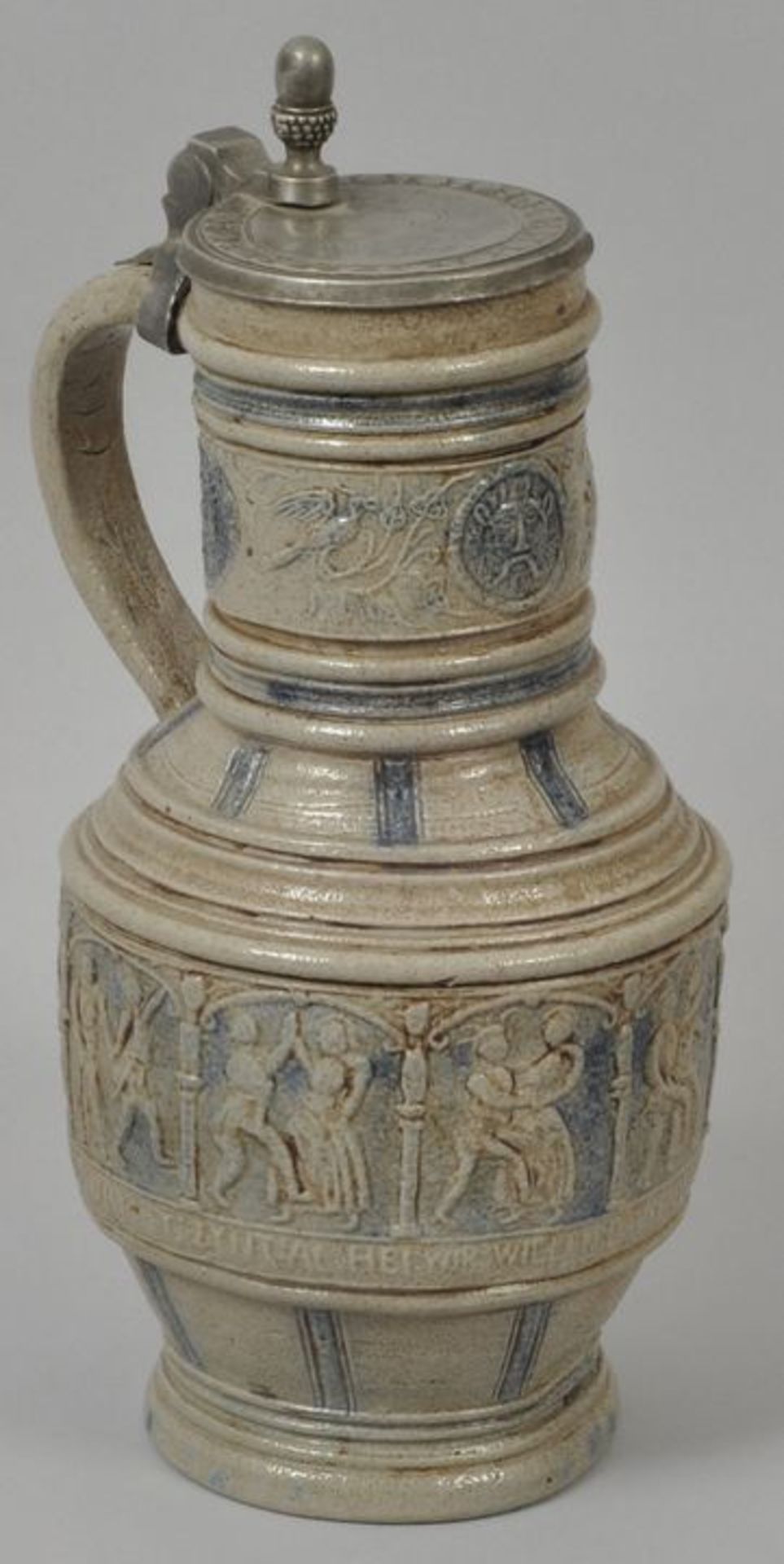 Krug mit Bauerntanz, Raeren, dat. 1597Graues Steinzeug mit Salzglasur, kobaltblauer Bemalung und