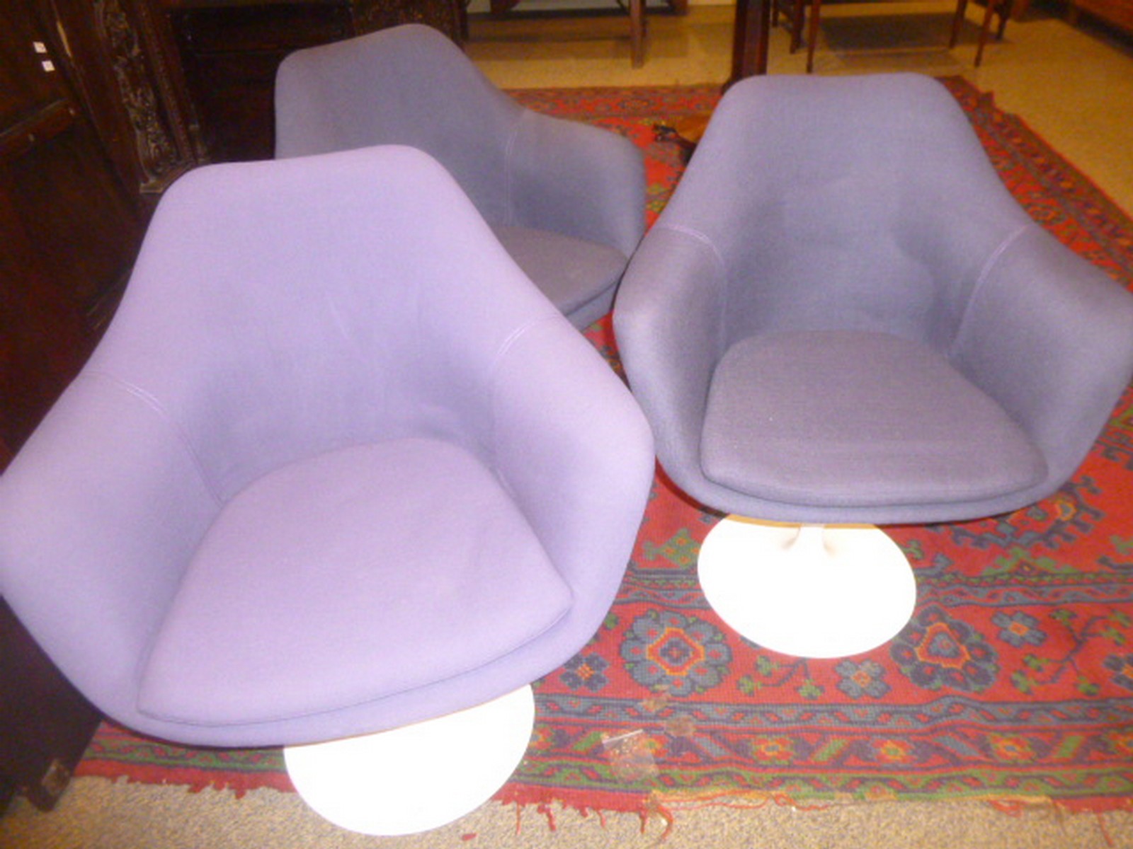 A set of six upholstered white coated fibreglass and aluminium Tulip chairs, after a design by - Image 5 of 5