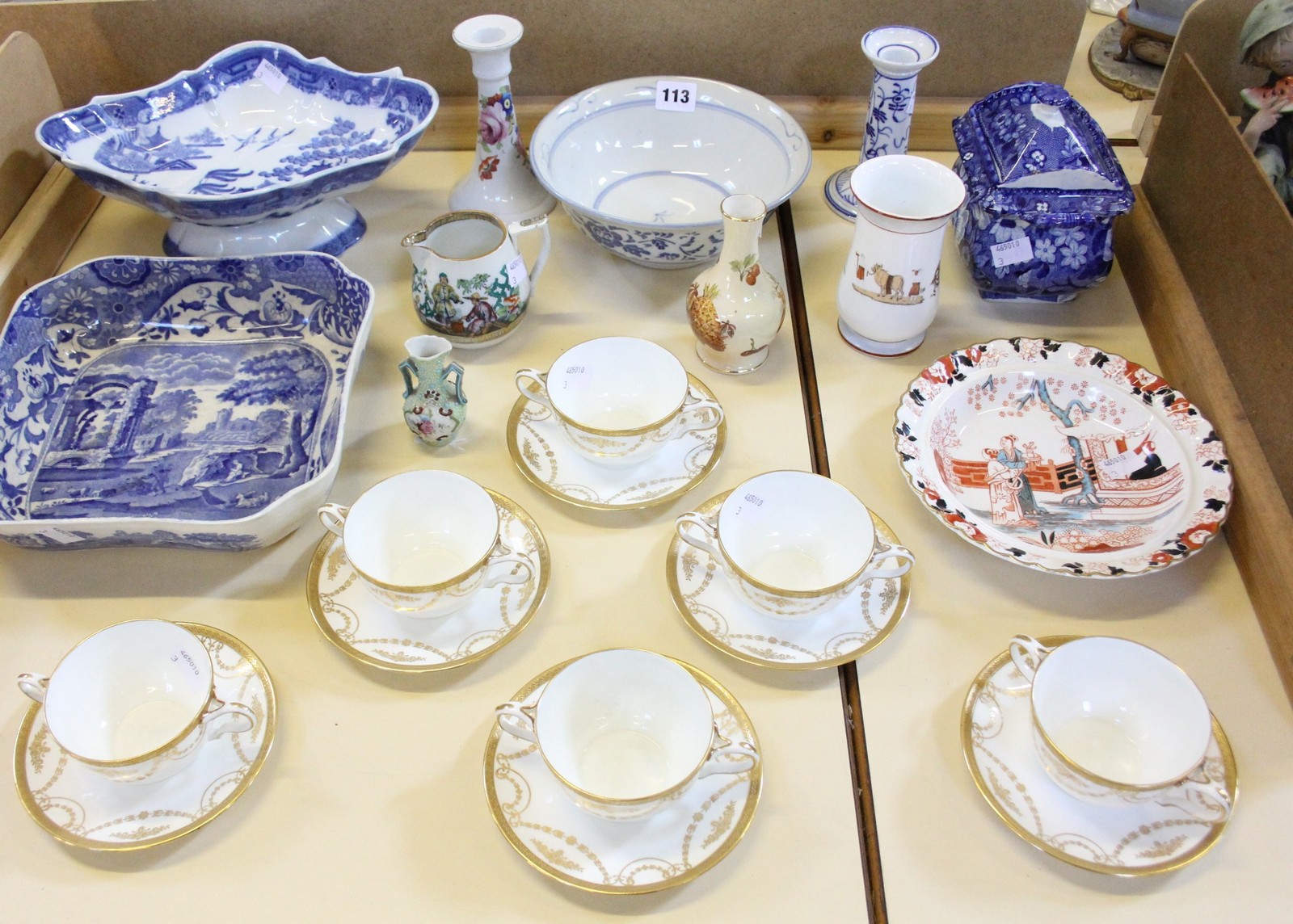 A mixed selection of mostly British pottery including a Spode ‘Italian’ pattern bowl; a ‘Willow’