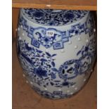 A pair of Chinese blue and white barrel shaped garden seats -2