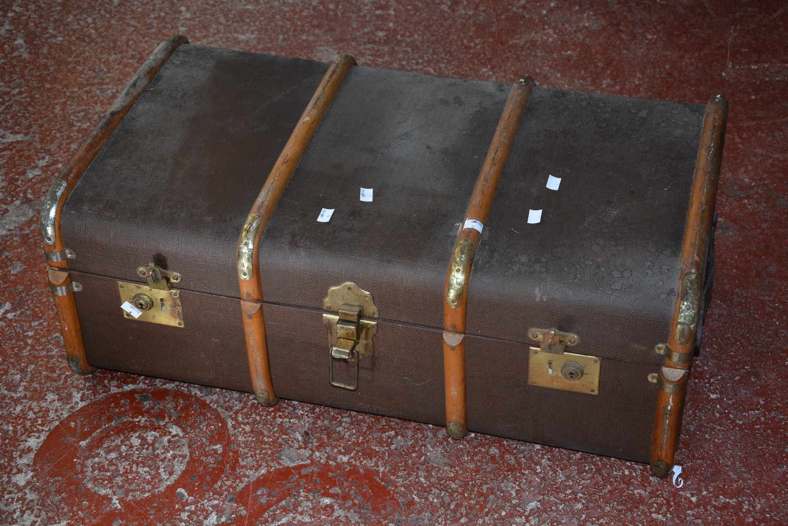 An early 20th Century canvas and wood steamer trunk. (No tray). Best Bid